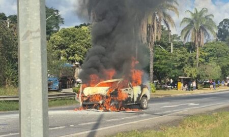 Carro pega fogo após acidente e deixa vítima na BR-040, em Ribeirão das Neves - Foto: Reprodução/Redes Sociais