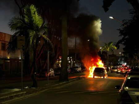 Carro pega fogo com mãe e duas crianças em avenida movimentada da Pampulha, em BH - Foto: Divulgação/CBMMG