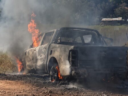 Homem é encontrado carbonizado após incêndio em caminhonete na BR-116 Homem é encontrado carbonizado após incêndio em caminhonete na BR-116 - Foto: Divulgação/CBMMG