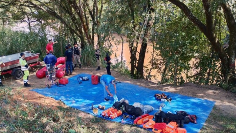 Corpo de mulher é encontrado após carro despencar em rio na Grande BH Corpo de mulher é encontrado após carro despencar no Rio Paraopeba - Foto: Divulgação/CBMMG