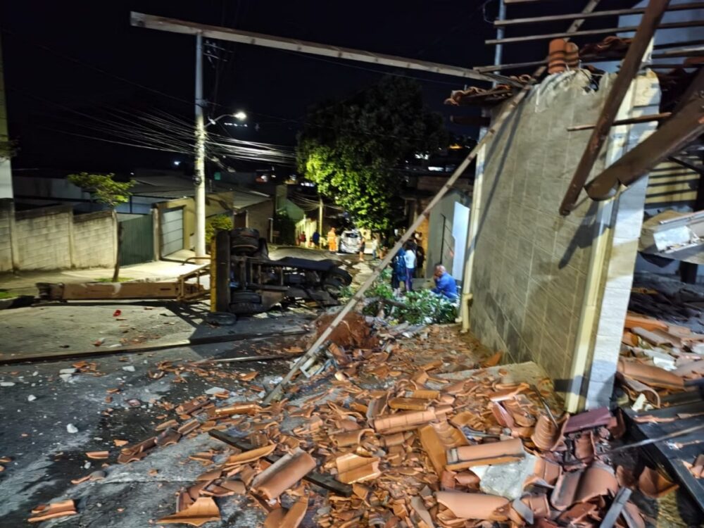 Trator desgovernado atinge carros e invade casa em bairro da região Nordeste de BH - Foto: Divulgação / Corpo de Bombeiros
