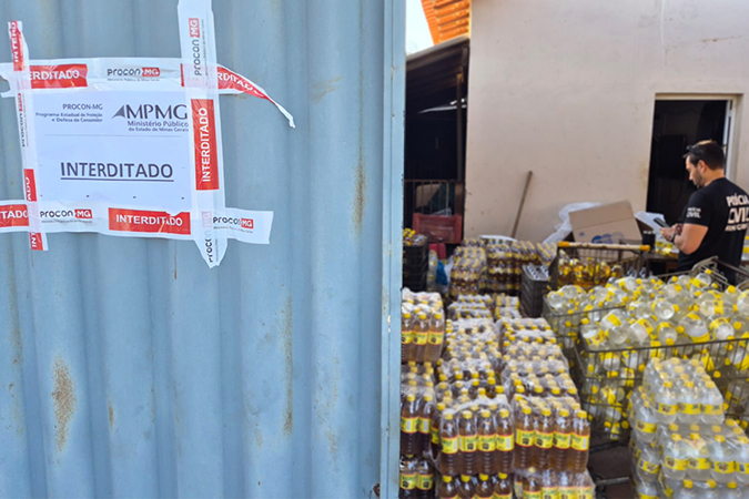 Fábrica clandestina de cachaça em garagem de casa é interditada em MG Fábrica clandestina de cachaça em garagem de casa é interditada em MG - Foto: Divulgação/MPMG