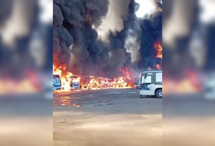 Vídeo mostra ônibus sendo destruídos por fogo em garagem da Viação Anchieta, em BH - Foto: Reprodução