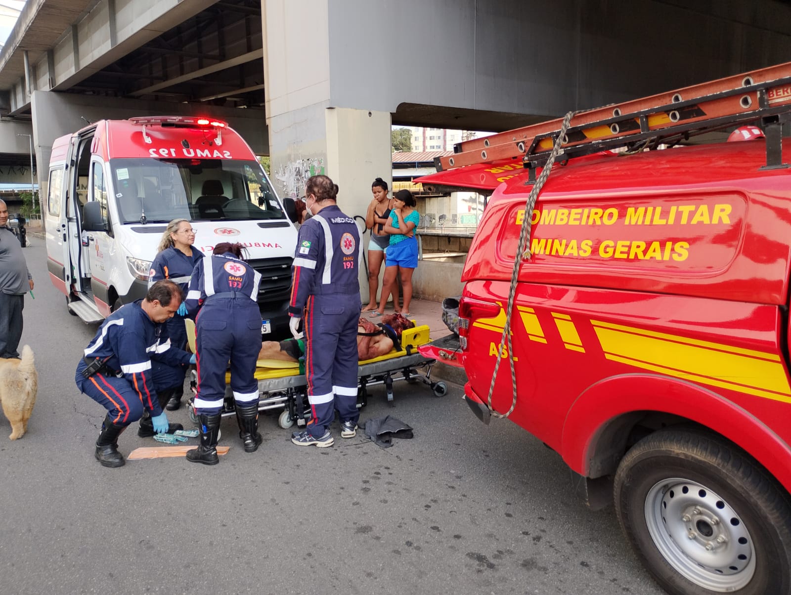 Homem é resgatado após cair no Ribeirão Arrudas em BH - Foto: Divulgação/CBMMG
