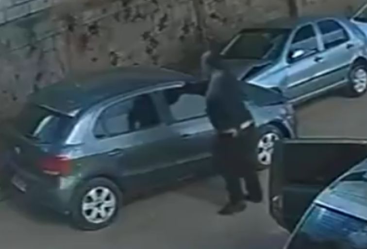 Homem é morto a tiros dentro de carro na bairro Nova Gameleira, em BH Homem é morto a tiros dentro de carro na bairro Nova Gameleira, em BH - Foto: Reprodução/Câmera de segurança