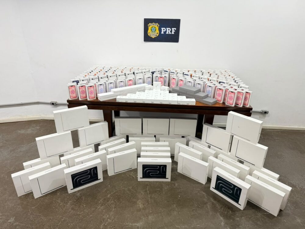 Mais de 200 iPhones avalidos em R$ 3 milhões são apreendidos em carro que simulava viatura na BR-381 - Foto: Divulgação/PRF