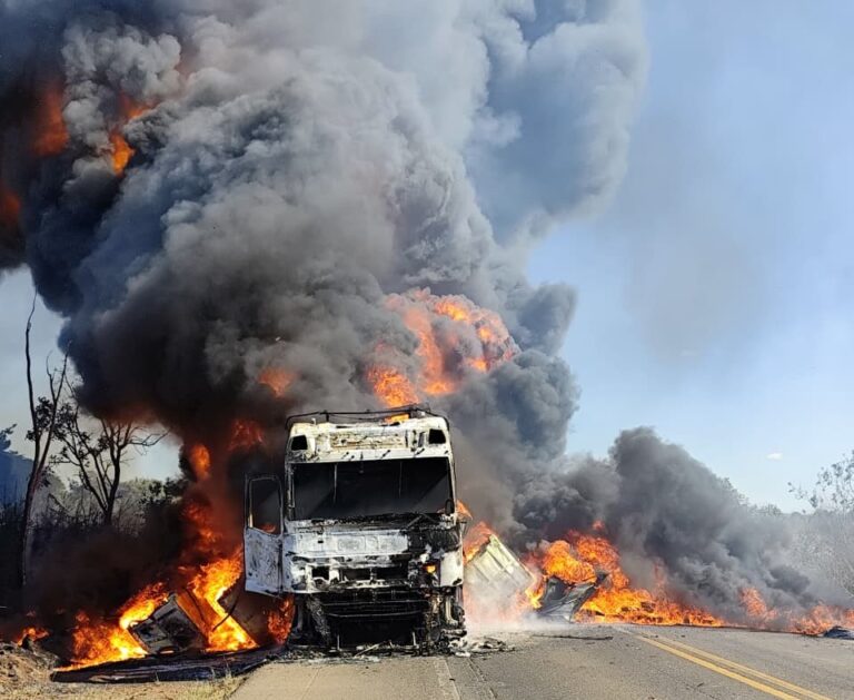 Incêndio destrói carreta carregada com borracha em rodovia de MG; imagens impressionantes Incêndio destrói carreta carregada com borracha em rodovia de MG; imagens impressionantes - Foto: Divulgação/CBMMG