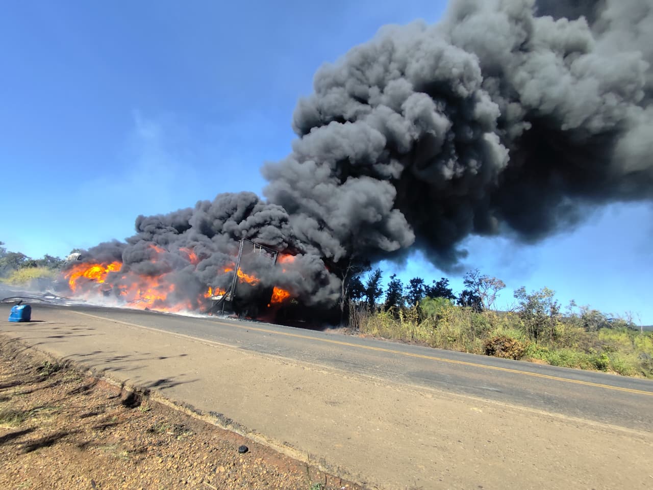 Incêndio destrói carreta carregada com borracha em rodovia de MG; imagens impressionantes 2 Incêndio destrói carreta carregada com borracha em rodovia de MG; imagens impressionantes - Foto: Divulgação/CBMMG