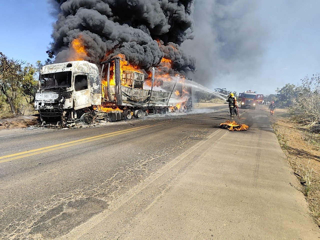 Incêndio destrói carreta carregada com borracha em rodovia de MG; imagens impressionantes 1 Incêndio destrói carreta carregada com borracha em rodovia de MG; imagens impressionantes - Foto: Divulgação/CBMMG