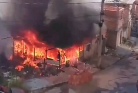 Casa é destruída por incêndio em Contagem, na Grande BH - Foto: Reprodução/Redes Sociais