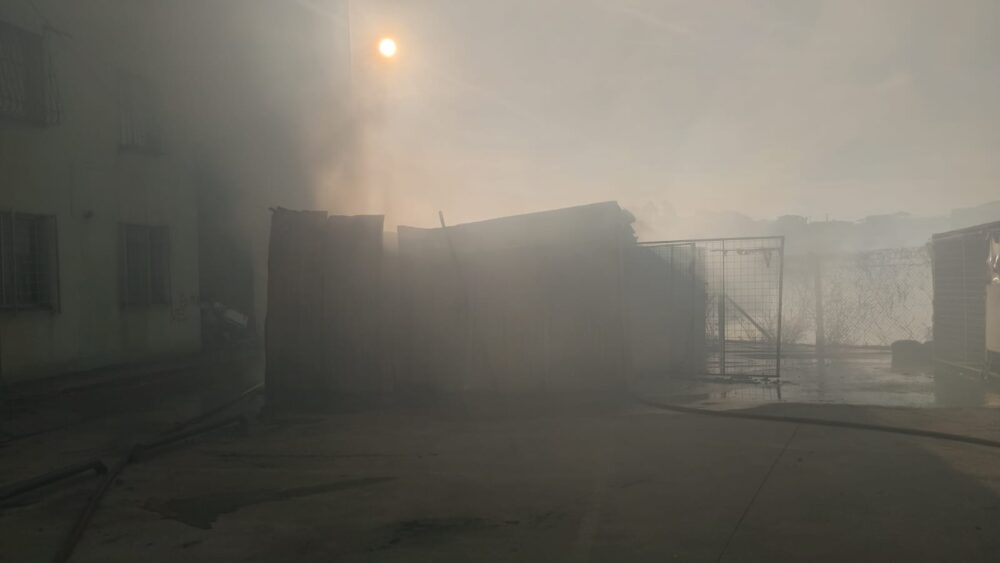 Incêndio em vegetação atinge estacionamento e destrói veículos na Grande BH - Foto: Divulgação/CBMMG