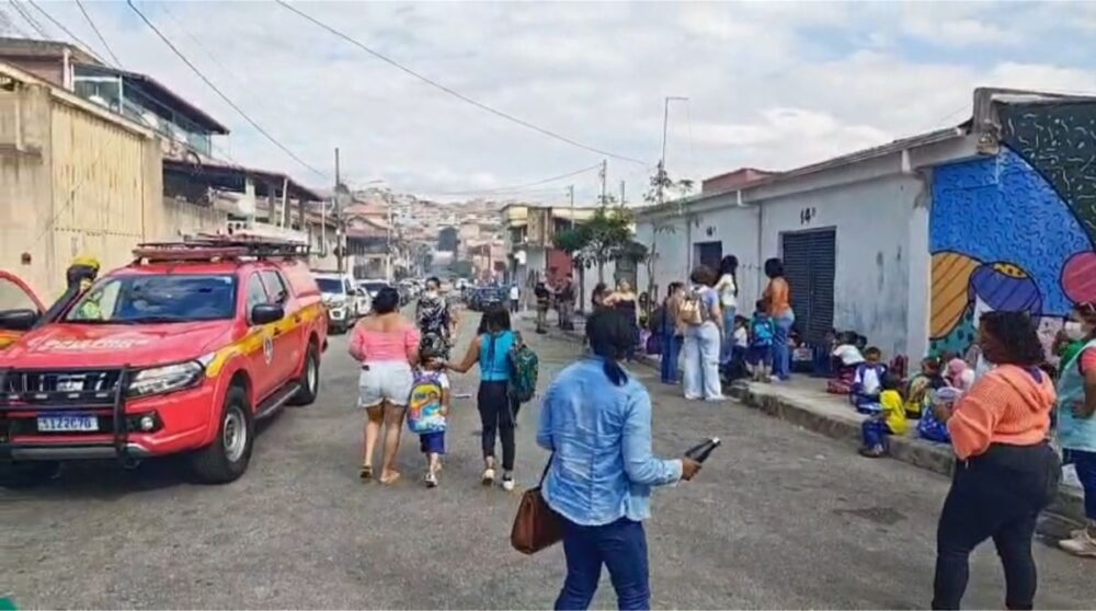 Incêndio ao lado de escola em BH provoca retirada urgente de 200 crianças - Foto: Reprodução/CBMMG