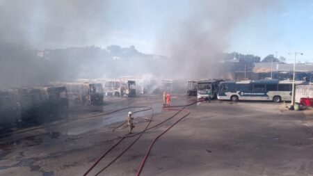 Incêndio atinge garagem de ônibus da Viação Anchieta e destrói cerca de 20 veículos em BH - Foto: Divulgação/CBMMG