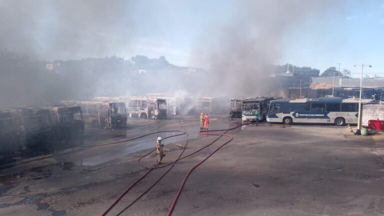 Incêndio atinge garagem de ônibus da Viação Anchieta e destrói cerca de 20 veículos em BH - Foto: Divulgação/CBMMG