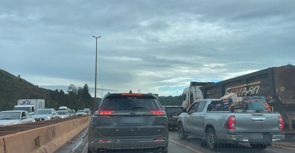 Acidente com carreta provoca mais de 17 km de congestionamento na BR-040, na Grande BH Acidente com carreta provoca mais de 17 km de congestionamento na BR-040, na Grande BH - Foto: Repordução/Redes Sociais