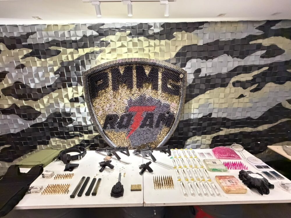 Homem é preso com fuzil, granada, drogas e veículos clonados em BH - Foto: Divulgação/PMMG