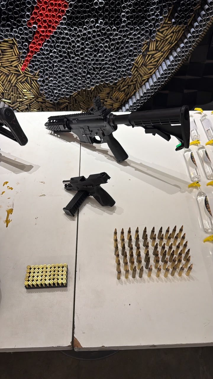 Homem é preso com fuzil, granada, drogas e veículos clonados em BH 1 Homem é preso com fuzil, granada, drogas e veículos clonados em BH - Foto: Divulgação/PMMG