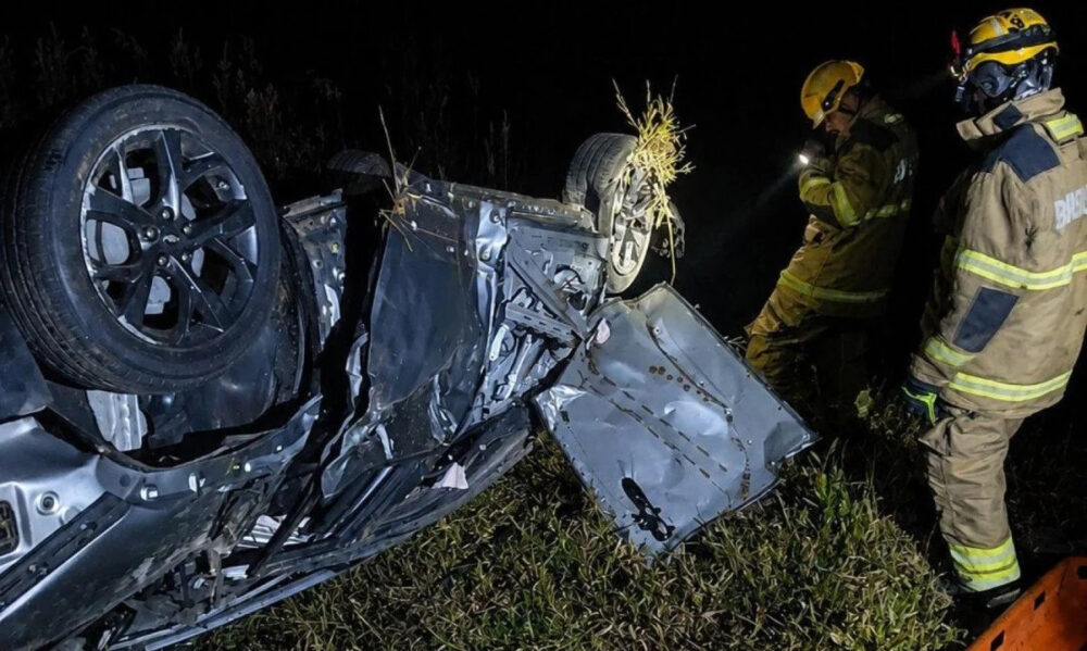 Dois homens morrem após caminhonete despencar em ribanceira em rodovia de MG Dois homens morrem após caminhonete despencar em ribanceira em rodovia de MG - Foto: Divulgação/CBMMG