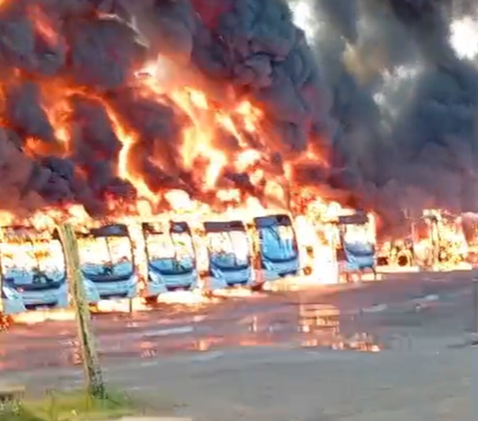 Veja quais linhas de ônibus podem sofrer impactos após incêndio na Viação Anchieta em BH Veja quais linhas de ônibus podem sofrer impactos após incêndio na Viação Anchieta em BH - Foto: Reprodução