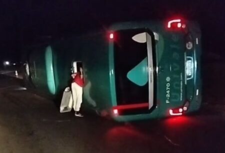 Ônibus tomba e deixa feridos na BR-381, em Antônio Dias - Foto: Reprodução/Redes Sociais