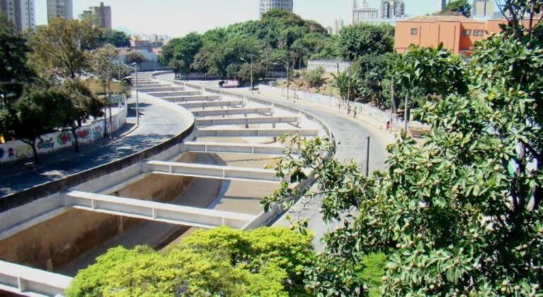 Corpo de homem é encontrado no Rio Arrudas, em BH - Foto: Divulgação/Prefeitura de BH