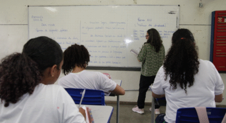 Secretaria de Educação de Belo Horizonte abre concurso para professor; saiba como participar Secretaria de Educação de Belo Horizonte abre concurso para professor; saiba como participar - Foto: Divulgação/PBH