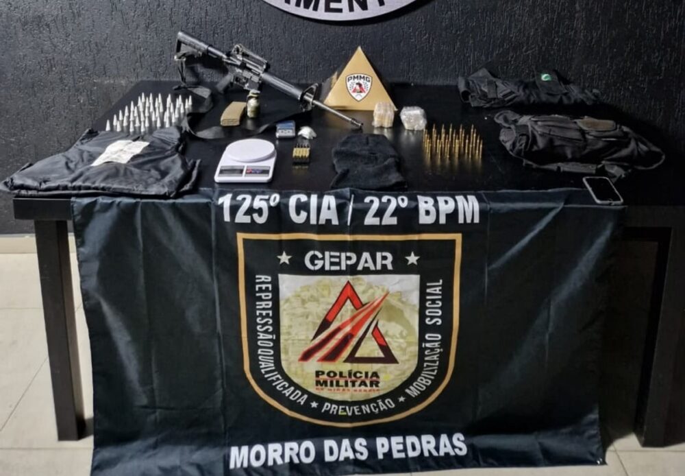 PM apreende fuzil, granada e drogas em operação no Morro das Pedras, em BH - Foto: Divulgação/PMMG