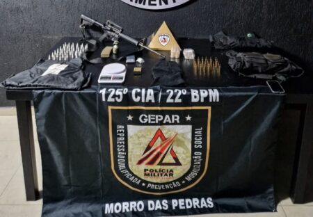 PM apreende fuzil, granada e drogas em operação no Morro das Pedras, em BH - Foto: Divulgação/PMMG