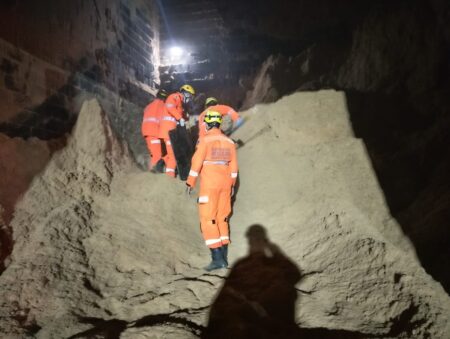 Trabalhador morre após cair em silo de fábrica de tijolos em Ribeirão das Neves Trabalhador morre após cair em silo de fábrica de tijolos em Ribeirão das Neves - Foto: Divulgação/Corpo de Bombeiros