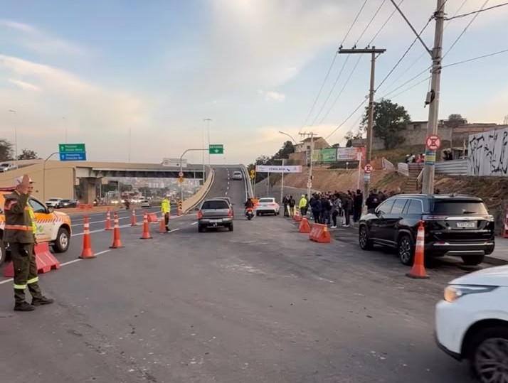 Motoristas já podem usar novo viaduto que liga Avenida Saramenha à Cristiano Machado, em BH - Foto: Reprodução/Redes Sociais