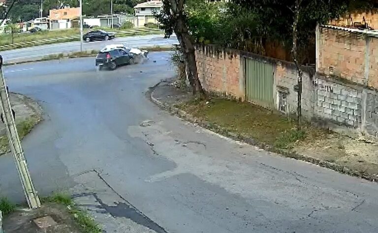 Vídeo mostra momento em que carro atinge veículo de aplicativo e provoca capotamento na MG-010 Vídeo mostra momento em que carro atinge veículo de aplicativo e provoca capotamento na MG-010 - Foto: Divulgação/Corpo de Bombeiros