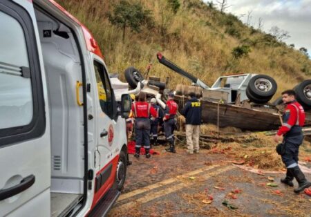 Caminhão carregado com melancias tomba na BR-262 e deixa motorista preso às ferragens em MG - Foto: Divulgação/Bombeiros Voluntários de São Domingos do Prata