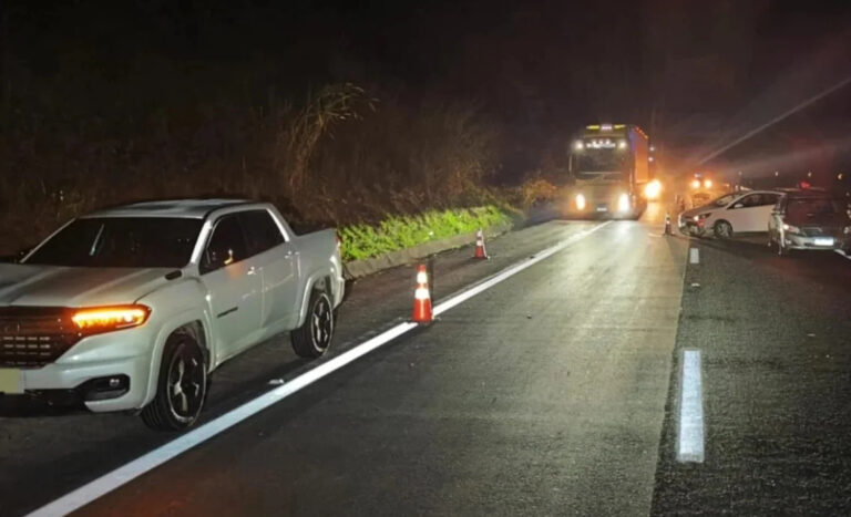 Garupa de motocicleta morre após ser arremessada e atropelada na BR-040, em MG - Foto: Reprodução/Redes Sociais