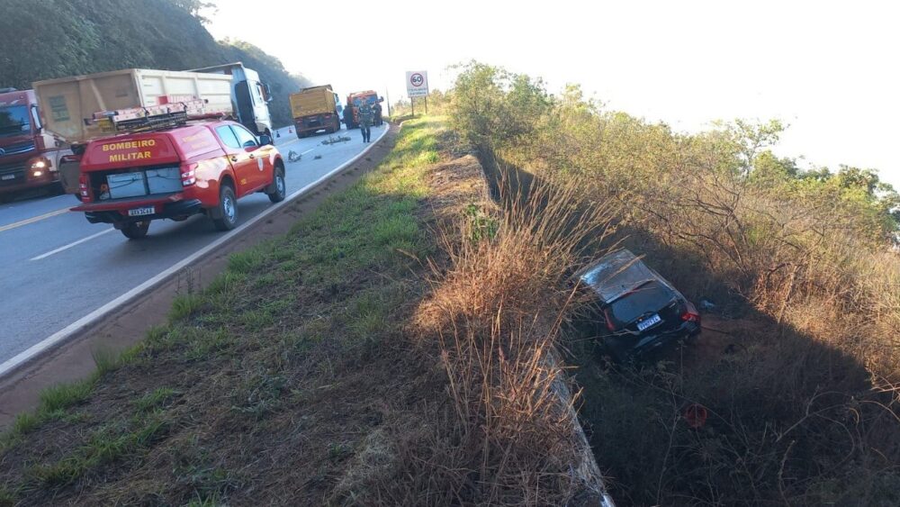 Motorista é resgatado após carro cair em ribanceira na BR-356, em Itabirito - Foto: Divulgação/ Corpo de Bombeiros