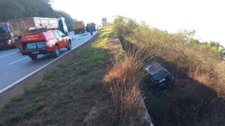 Motorista é resgatado após carro cair em ribanceira na BR-356, em Itabirito - Foto: Divulgação/ Corpo de Bombeiros