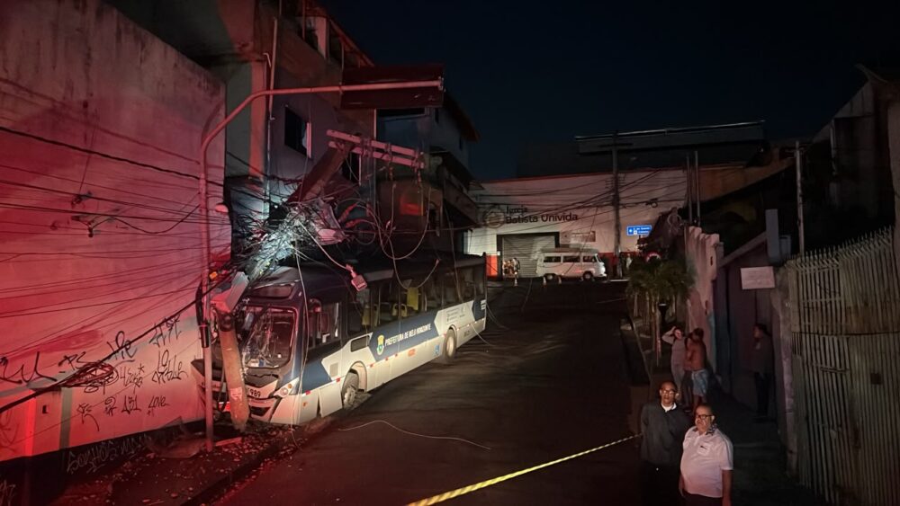 Ônibus bate em poste e deixa passageiros feridos no Cabana do Pai Tomás, em BH - Foto: Divulgação/Corpo de Bombeiros