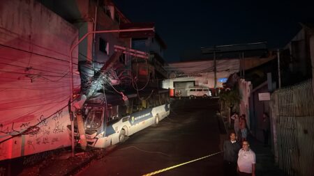 Ônibus bate em poste e deixa passageiros feridos no Cabana do Pai Tomás, em BH - Foto: Divulgação/Corpo de Bombeiros