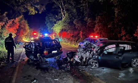 Quatro pessoas morrem após acidente entre carros na MG-111, em Ipanema Quatro pessoas morrem após acidente entre carros na MG-111, em Ipanema - Foto: Divulgação/CBMMG