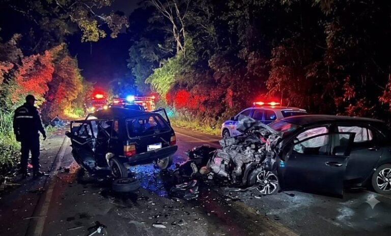 Quatro pessoas morrem após acidente entre carros na MG-111, em Ipanema Quatro pessoas morrem após acidente entre carros na MG-111, em Ipanema - Foto: Divulgação/CBMMG