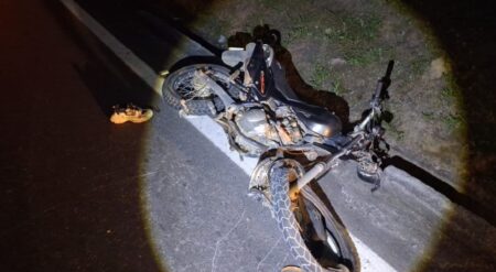 Motociclista inabilitado morre após bater em mureta na BR-116, em Além Paraíba Motociclista inabilitado morre após bater em mureta na BR-116, em Além Paraíba - Foto: Divulgação/PRF