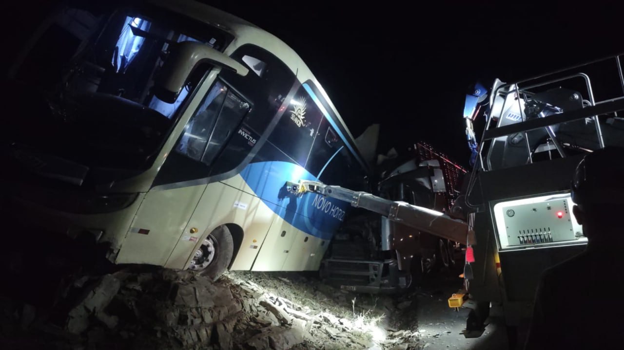 Mãe e filho morrem em acidente entre carreta e ônibus na BR-135, em Buenópolis - Foto: Divulgação/CBMMG