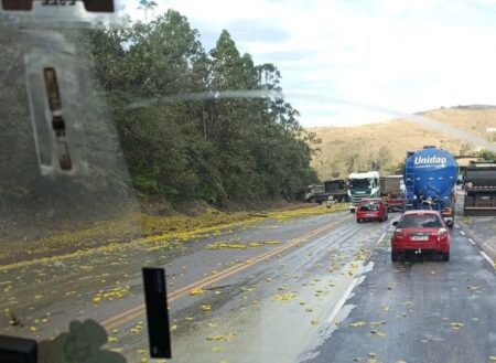 Acidente entre carretas e carro interdita parcial trecho da BR-040, em Itabirito - Foto: Reprodução/Redes Sociais