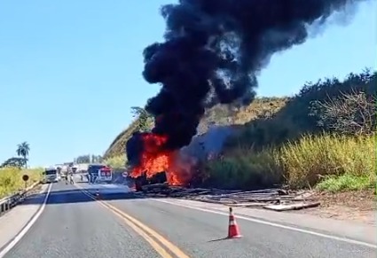 Motorista sobrevive após caminhão capotar e pegar fogo na BR-262, em Luz - Foto: Reprodução/Redes Sociais