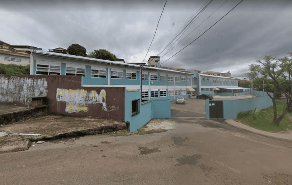 Aluna agride pedagoga com socos e puxões de cabelo dentro de escola em Mariana - Foto: Reprodução/Google Street View