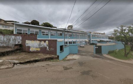 Aluna agride pedagoga com socos e puxões de cabelo dentro de escola em Mariana Aluna agride pedagoga com socos e puxões de cabelo dentro de escola em Mariana - Foto: Reprodução/Google Street View