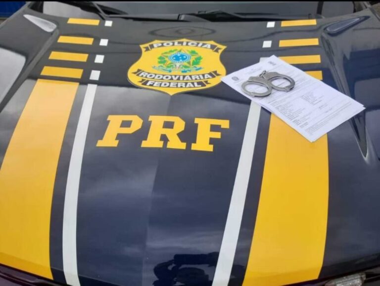 Foragido por latrocínio é preso enquanto caminhava às margens da BR-381, em MG Foragido por latrocínio é preso enquanto caminhava às margens da BR-381, em MG - Foto: Divulgação / PRF