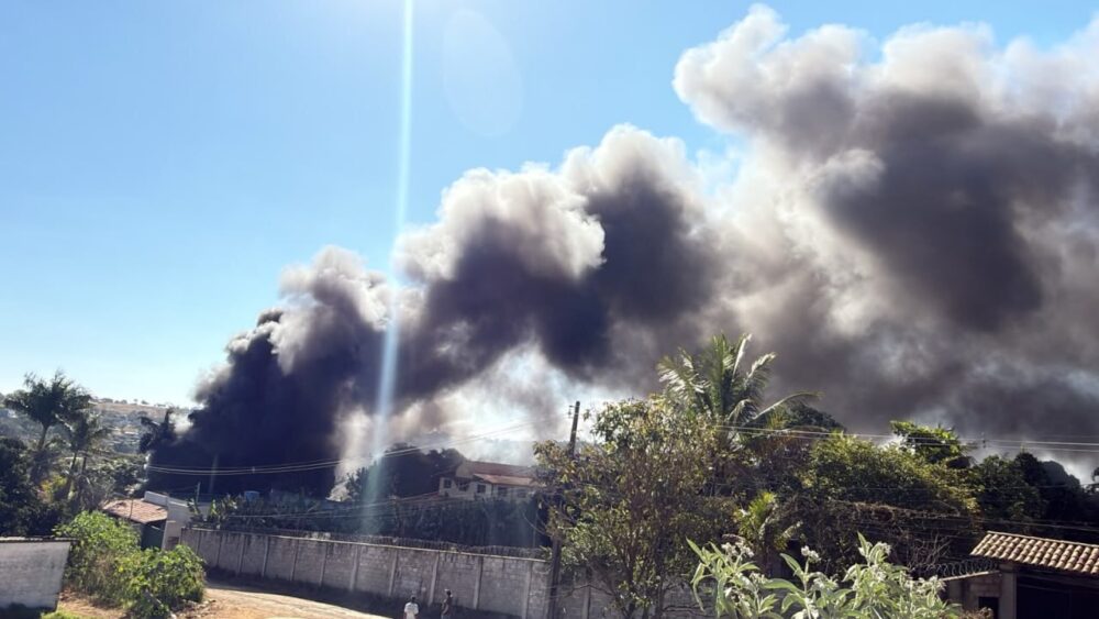 Corpo de Bombeiros combatem incêndio em ferro velho, na região metropolitana de BH - Foto: Corpo de Bombeiros