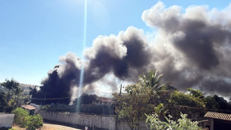 Incêndio atinge ferro-velho em Contagem, na Grande BH Corpo de Bombeiros combatem incêndio em ferro velho, na região metropolitana de BH - Foto: Corpo de Bombeiros