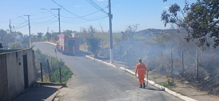 Incêndio atinge vegetação no Parque Ecológico Serra Verde, em BH - Foto: Divulgação/Corpo de Bombeiros