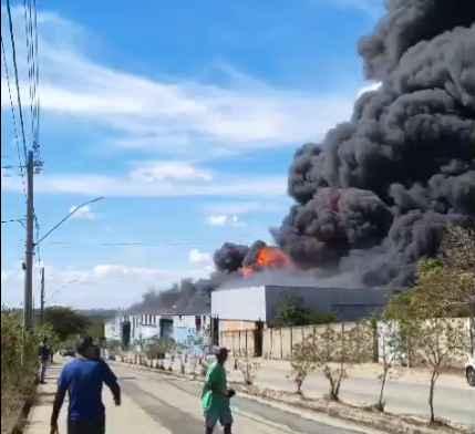 Incêndio de grandes proporções atinge fábrica de palmilhas em Perdigão (MG) - Foto: Divulgação/Corpo de Bombeiros